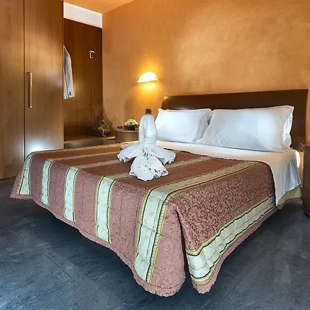 Parigi 4* ביביונה